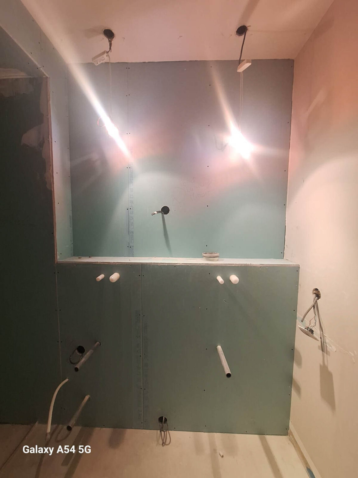 Salle de bain ancienne à rénover à Bordeaux, avant travaux de plâtrerie, plomberie et réaménagement complet