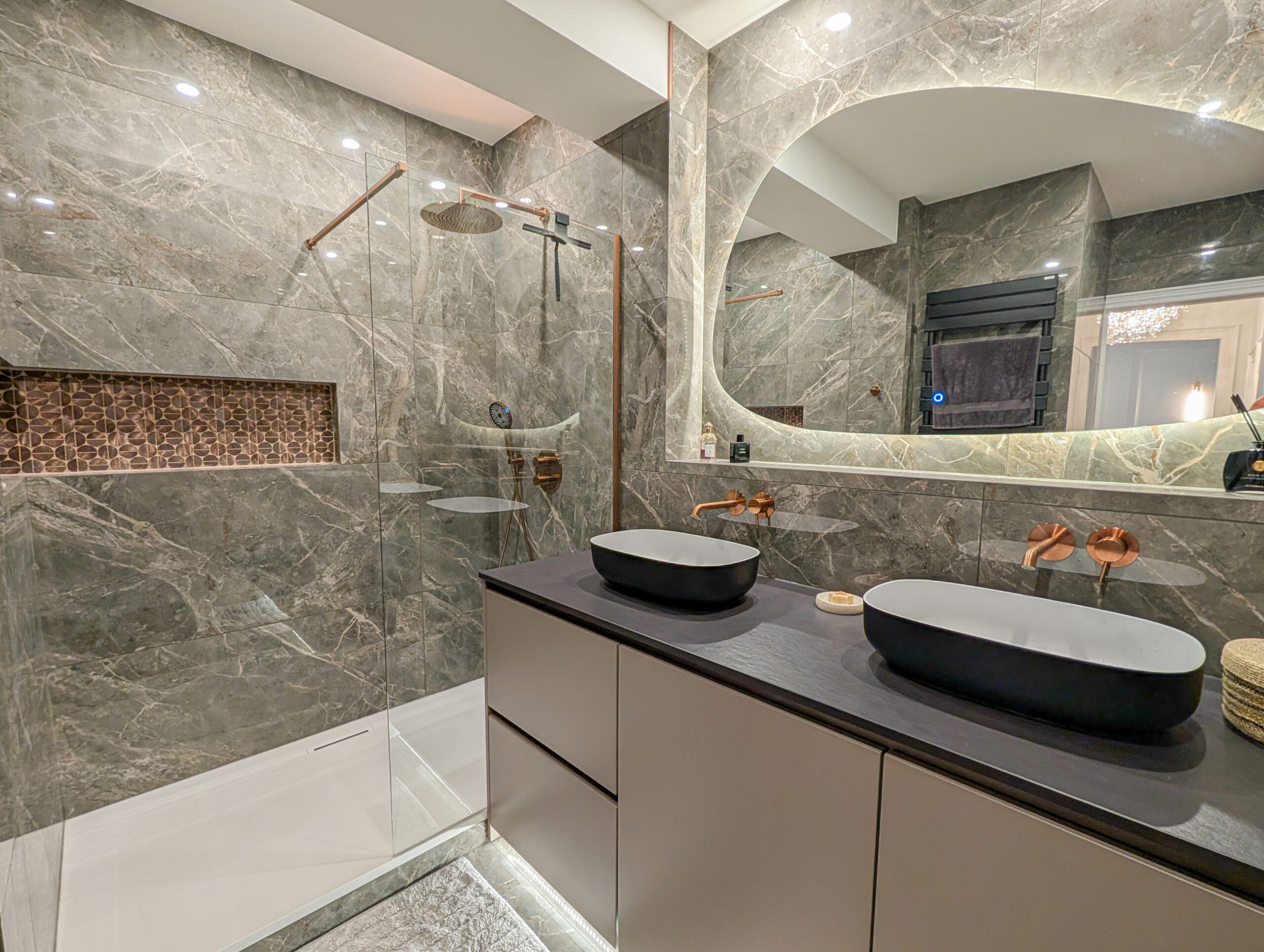 Salle de bain rénovée à Bordeaux : finitions modernes, nouvelle plomberie et plâtrerie impeccable par SOH Rénovation.